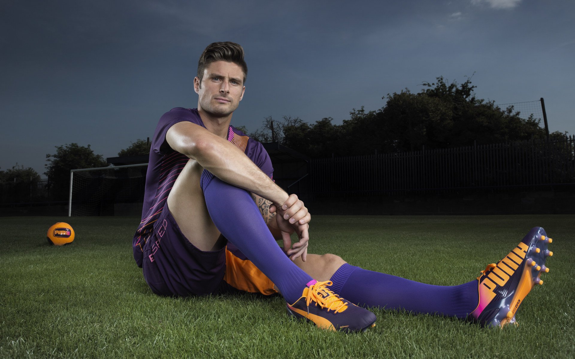 电竞比赛中的团队精神：信任配合，共同努力，电竞团队成员